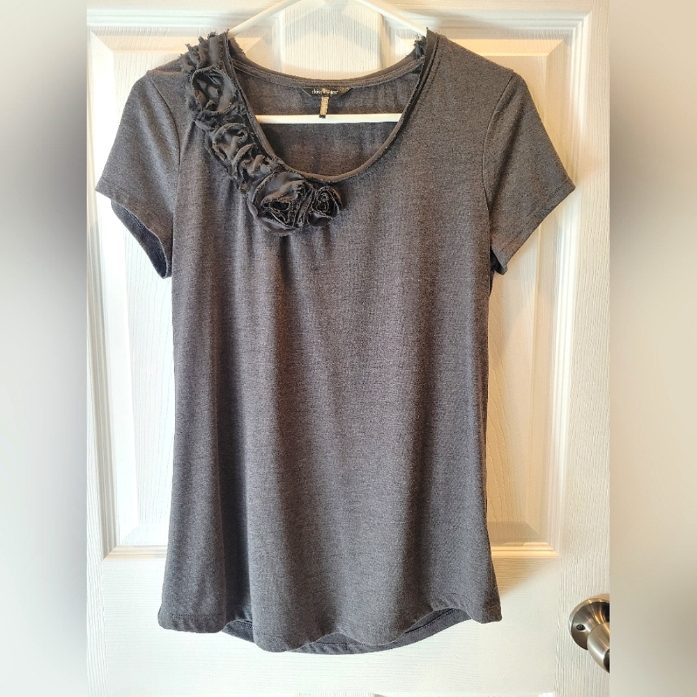 Daisy Fuentes tee with rosettes